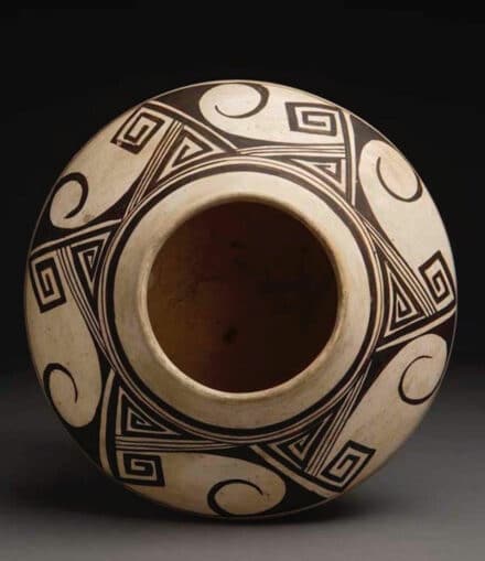 Indigenous ceramic artist Hisi Nampeyo. Early Nampeyo Jar
